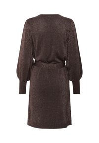 Robe scintillante marron avec de longues manches bouffantes, une taille ceinturée et une coupe droite. Le tissu texturé réfléchit la lumière, créant un éclat subtil.