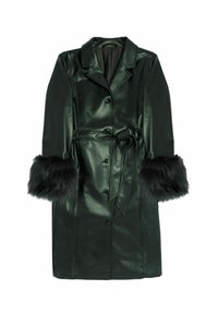 Ciemnozielony płaszcz z ekologicznej skóry z futrzanymi mankietami. Posiada zapięcie na guziki i pasek w talii, co tworzy zarysowane sylwetkę.