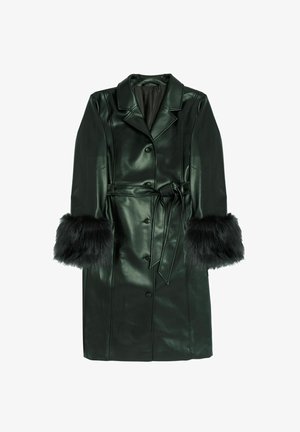 Ciemnozielony płaszcz z ekologicznej skóry z futrzanymi mankietami. Posiada zapięcie na guziki i pasek w talii, co tworzy zarysowane sylwetkę.
