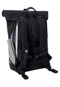 Sac à dos noir à rabat avec côtés gris, dos rembourré, bretelles réglables et fermeture à boucle. Il présente une texture en maille et des poches d'organisation intérieure.