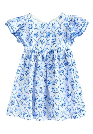 Biele bavlnené šaty s modrými kvetinovými vzormi, rozstrapatenými rukávmi a nariaseným pásom, navrhnuté pre dieťa.
