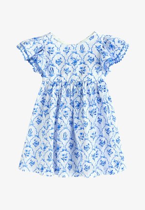 Vestido blanco de algodón con estampados florales azules, mangas con vuelo y cintura fruncida, diseñado para un niño.
