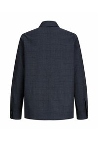 Tamsiai mėlyna striukė su subtilia languota rašto detale, ilgomis rankovėmis ir klasikiniu apykakle su sagomis ant rankogalių. Lygus audinys ir pritaikyta pagal figūrą.