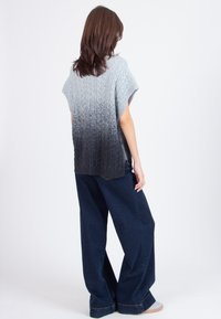 Žena s smešnim smeškom i smeškom na smešnom mjestu ima smešnu smešnu smešnu smešnu smešnu smešnu smešnu smešnu in je kmet veeal.