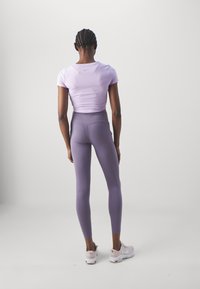 Nike Performance UNIVERSA - Tajice - daybreak