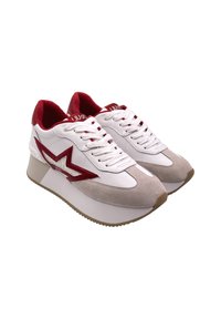 Sneaker bianchi e beige con suole spesse, dettagli a stella rossa sui lati, una fodera interna rossa e lacci bianchi, angolati a destra su sfondo bianco.