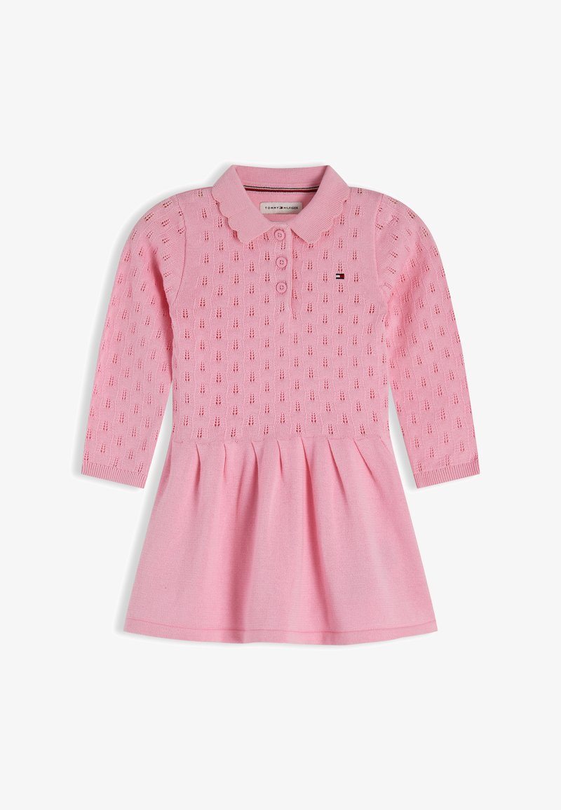 Robe en maille rose à manches longues avec col festonné, patte de boutonnage, motif texturé sur le dessus, jupe plissée et petit logo sur la poitrine.