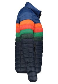 Puffjacka med en marinblå bas och horisontella ränder i orange, grönt och rött, fickor med dragkedja på sidan och vadderad textur.
