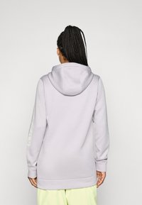 Hellblaues Kapuzensweatshirt mit langen Ärmeln, das einen lockeren Schnitt und gerippte Bündchen bietet. Keine sichtbaren Muster oder metallischen Details.