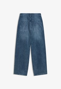 Denim široke hlače u srednje plavoj boji. Imaju visoki struk, dva stražnja džepa i klasičan dizajn s pet džepova. Mekana tekstura, ravni rub.