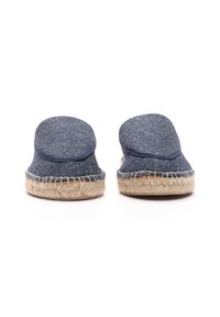 Zapatos espadrilles de denim con punta redonda y parte superior de tela, que cuentan con una suela de cuerda de yute y costuras contrastantes alrededor del borde.