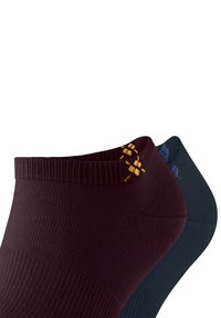 Deux paires de chaussettes de cheville sont affichées. L'une est bordeaux avec des accents jaunes, et l'autre est bleu foncé avec des détails bleu clair.