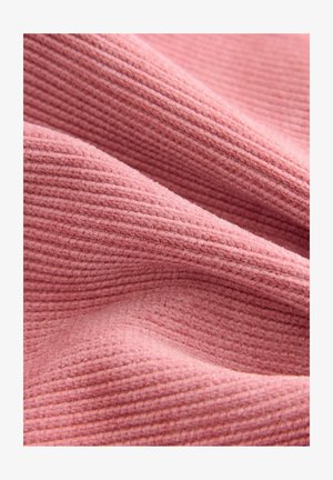 Strukturierter Stoff in einem sanften Rosaton, mit geripptem Muster und sanften Falten, der eine flauschige Oberfläche und sanften Fall zeigt.
