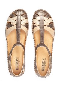 Dunne sandalen van metallic brons en beige leer met uitgesneden ontwerp, gevoerde binnenzool en gestikte details rondom de randen.