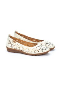 Bailarinas blancas con patrones florales recortados, plantillas en tono beige y suelas de goma flexibles. Material suave, diseño de punta redondeada.