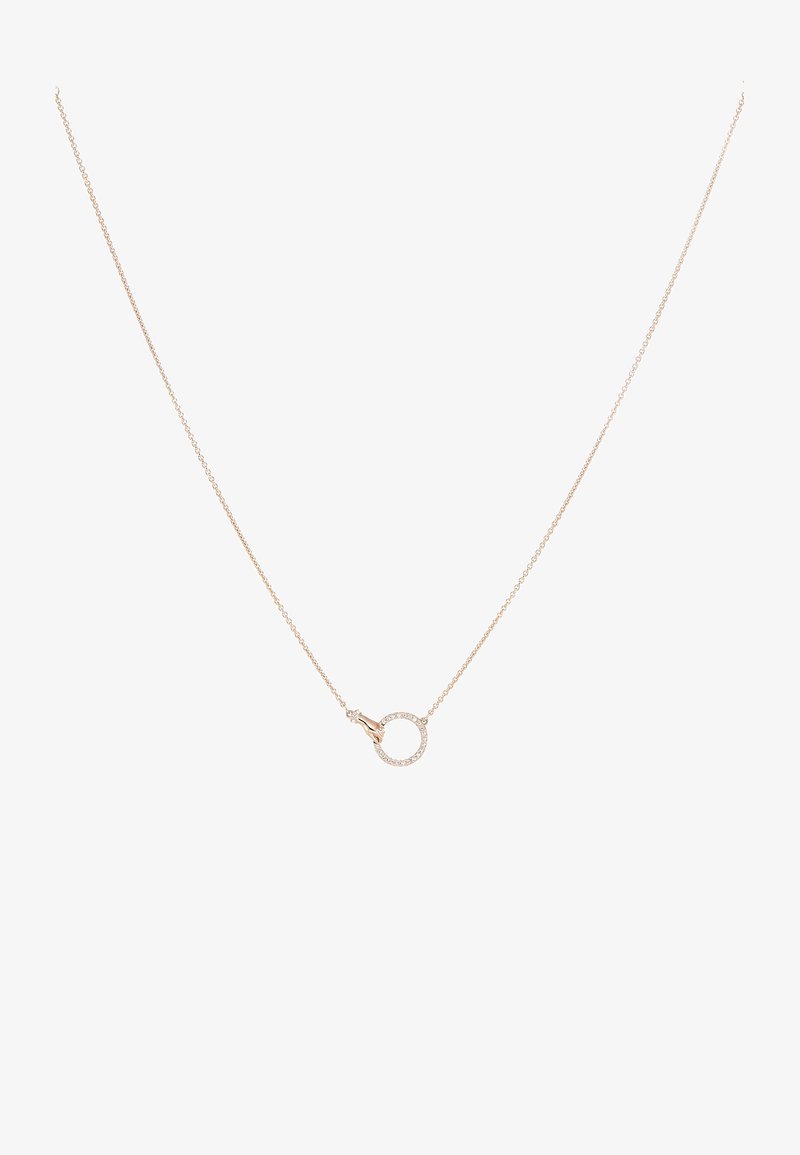 Collier délicat en chaîne d'or avec un petit pendentif circulaire incrusté de pierres claires et un petit fermoir en or attaché au pendentif.