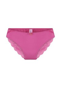 Sous-vêtements roses avec des bordures en dentelle, des bords festonnés et un petit accent en nœud. Matière douce avec une finition lisse. Étiquette visible au niveau de la taille.