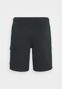 Svarta cargo shorts, tillverkade av ett mjukt tyg, har en sidoficka, elastisk midja och en flat midja med sömmar.