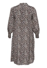 Robe en imprimé léopard avec de longues manches bouffantes, décolleté rond et coupe ample. Confectionnée en tissu léger, elle présente des tons terreux sur un fond neutre.