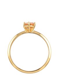 Guld ring med en klar, ferskenfarvet diamant holdt i et seks-takket fatning. Båndet er glat og poleret, med en rund form.