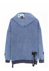 Sudadera de mezclilla con un acabado azul, corte oversize, capucha con cordones, puños acanalados y una etiqueta negra en el lado.