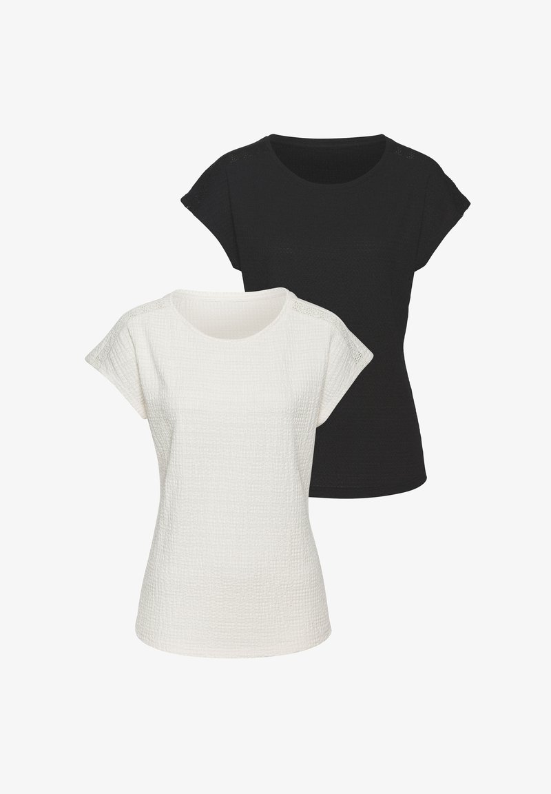 Zwei kurzärmelige T-Shirts mit Rundhalsausschnitt, eines schwarz und eines weiß, aus einem strukturierten Stoff mit einem dezenten Waffelmuster.