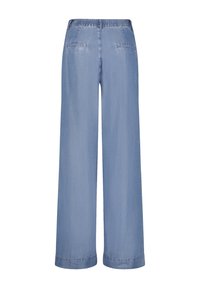 Jasnoniebieskie spodnie o szerokich nogawkach z elastycznym paskiem i dwiema tylnymi kieszeniami, pokazane z tyłu na białym tle.