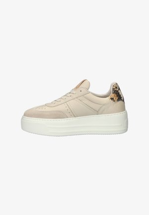 Zapatilla beige hecha de cuero y ante, con un acento texturizado de piel de serpiente en el talón, suela blanca gruesa y diseño de cordones.