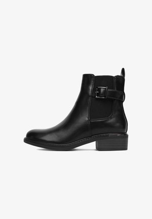 Boots negre din piele pentru gleznă, cu panou elastic pe lateral, detaliu cu cataramă ajustabilă și toc mic. Textură netedă și siluetă elegantă.
