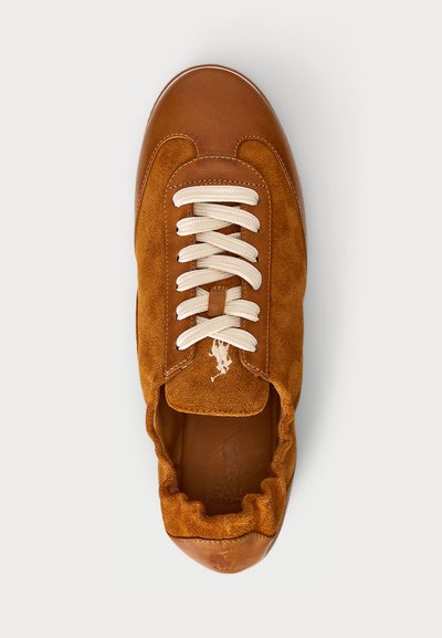 Polo Ralph Lauren THE LEATHER SUEDE PONY BALLERINA SNEAKER - Športni copati - rum