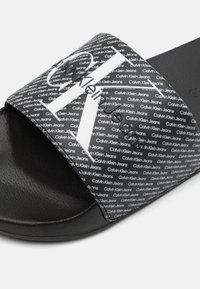 Calvin Klein Jeans SLIDE  - Chanclas de baño - black/bright white