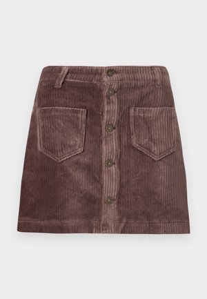 Gonna corta in corduroy marrone con tasche frontali, passanti per la cintura e cinque bottoni metallici lungo il centro.