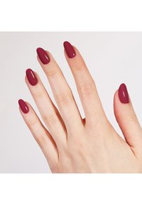 Bourgondische ovale nagels op een hand, glanzende afwerking, met een natuurlijke huidtint en fijne details van de vingers. Witte achtergrond.