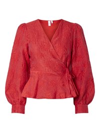 Blouse rouge texturée avec un design enroulé, des manches ballons et une taille peplum. Elle présente des motifs floraux et une doublure intérieure lisse.