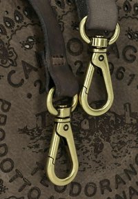 Borsa in pelle marrone con design in rilievo, dotata di clip metalliche color oro e di una tracolla scura con dettagli di cucitura.