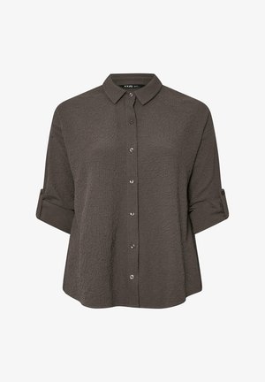 Tummanharmaa napillinen paita, jossa on teksturoitu kangas, lyhyet käärityt hihat ja klassinen kaulus. Edessä metallinapeilla varustettu nappilista.