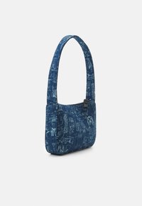 Borsa a spalla in denim blu con manico curvo, caratterizzata da una superficie testurizzata e motivi grafici. Include una chiusura a zip superiore.