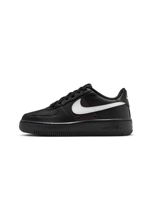 Zapatilla negra baja Nike Air Force 1 con logo swoosh blanco y suela negra, mostrada de lado sobre fondo blanco.