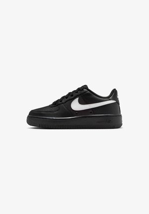 Czarne niskie buty Nike Air Force 1 ze białym logo swoosh i czarną podeszwą, pokazane z boku na białym tle.