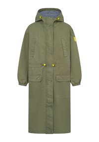 Giacca impermeabile lunga verde oliva con vita regolabile, due tasche anteriori, polsini elasticizzati e cappuccio foderato in tessuto a righe.