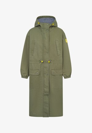 Giacca impermeabile lunga verde oliva con vita regolabile, due tasche anteriori, polsini elasticizzati e cappuccio foderato in tessuto a righe.