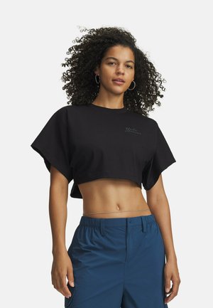 Zwart cropped t-shirt met wijde mouwen, voorzien van subtiel logo op de borst, gedragen met blauwe cargoshorts. Soepele katoenen textuur.