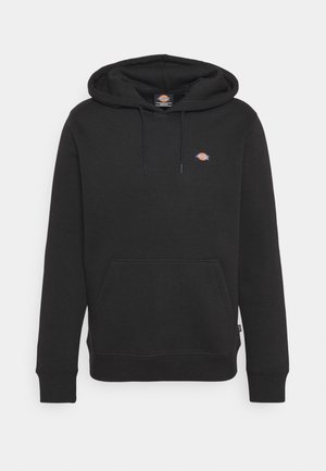 Schwarzer Hoodie aus Baumwolle mit einer Kängurutasche, verstellbarem Kapuzenzug, gerippten Bündchen und einem kleinen Logo auf der Brust. Schlichtes Design.