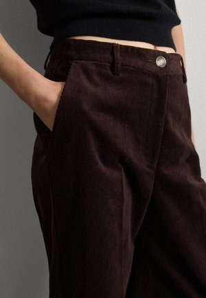 Bruine corduroy broek met verticale ribbels, slim fit, voorzien van zijzakken, een sluiten met knoop aan de voorkant en een gestructureerd oppervlak.