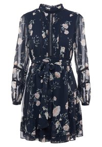 Mörkblommig klänning i blått med långa ärmar, volangkrage och midjeband, med ljusrosa blommor och intrikata spetsdetaljer.