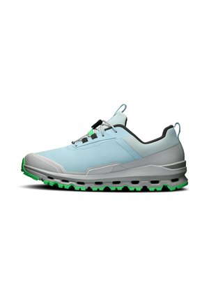 Low-Top-Sportschuh in Hellblau mit grauer Sohle und grünem Profil, mit schwarzen und grauen Schnürsenkeln sowie Zuglaschen an Ferse und Zunge.