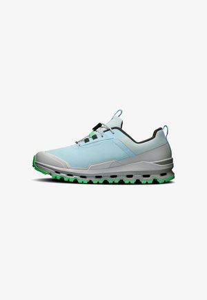 Low-top sportschoen in lichtblauw met grijze zool en groene profiel, met zwarte en grijze veters en trek-lussen bij hiel en tong.