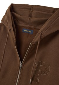 Felpa con zip marrone dal tessuto morbido, caratterizzata da un grande logo a ricamo "P", cordini e cappuccio foderato. L'etichetta riporta "PIOMBO".