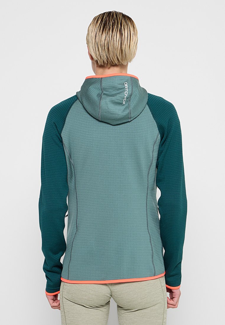 Hooded, langärmlige Jacke aus türkisfarbenem und grünem Stoff mit strukturiertem Muster. Mit orangefarbener Borte um die Kapuze und den Saum. Rückansicht gezeigt.