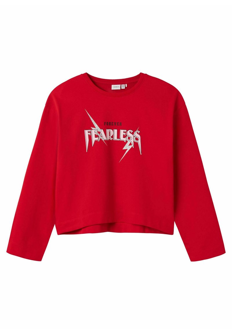 Felpa rossa corta con maniche lunghe, caratterizzata da un design grafico metallico con il testo "FOREVER FEARLESS" e dettagli a forma di fulmine.